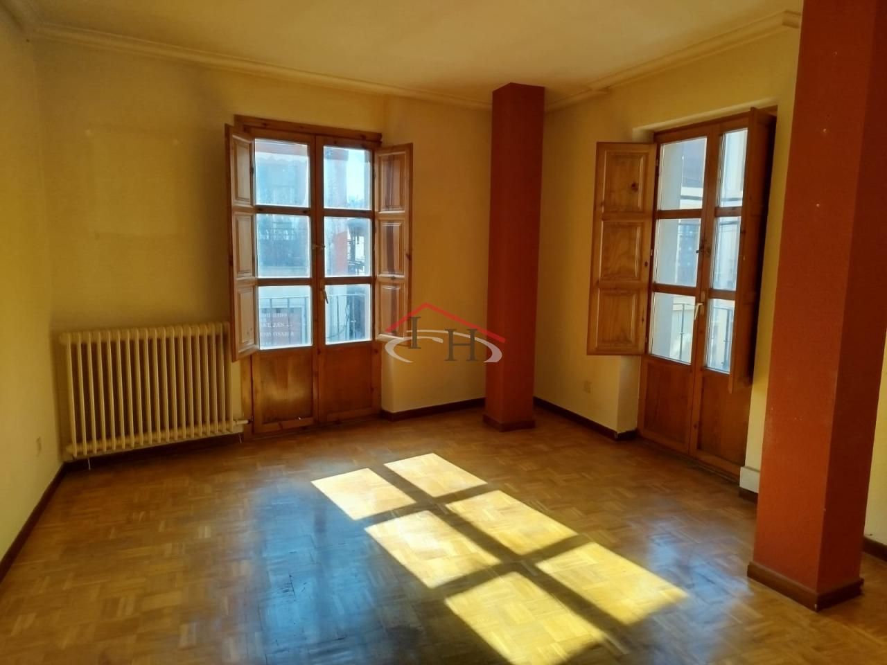 Sala d'estar de Pis en venda en León Capital  amb Calefacció i Parquet