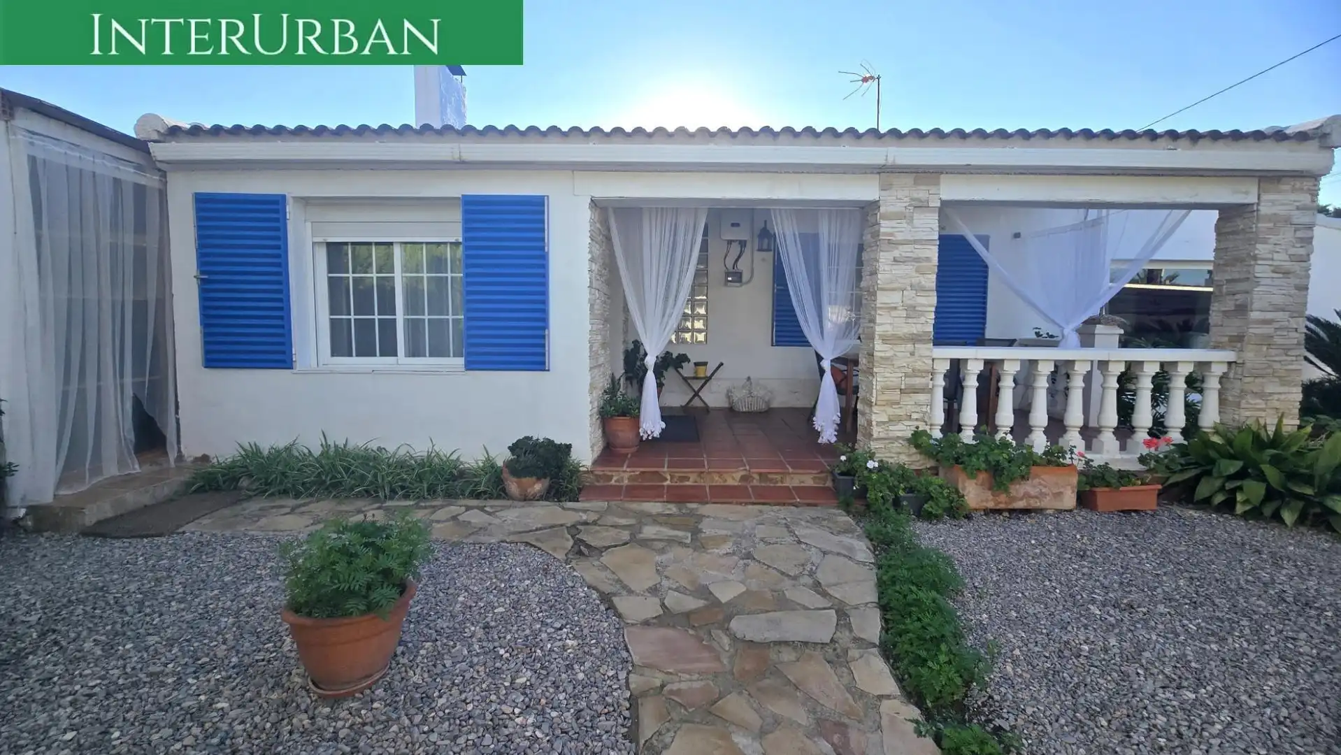 Vista exterior de Casa o xalet en venda en La Pobla de Vallbona amb Aire condicionat, Calefacció i Jardí privat