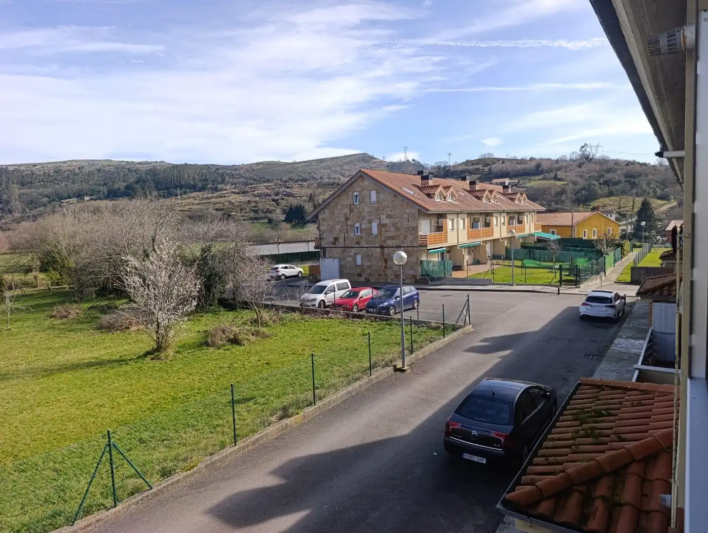 Vista exterior de Dúplex en venta en Udías con Balcón y Piscina comunitaria