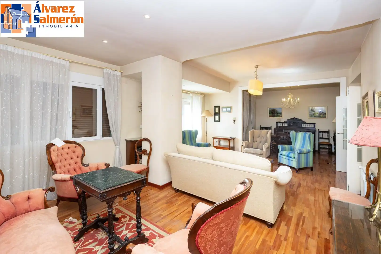 Living room of Flat for sale in Granada  with Air Conditioner, Heating and Parquet flooring