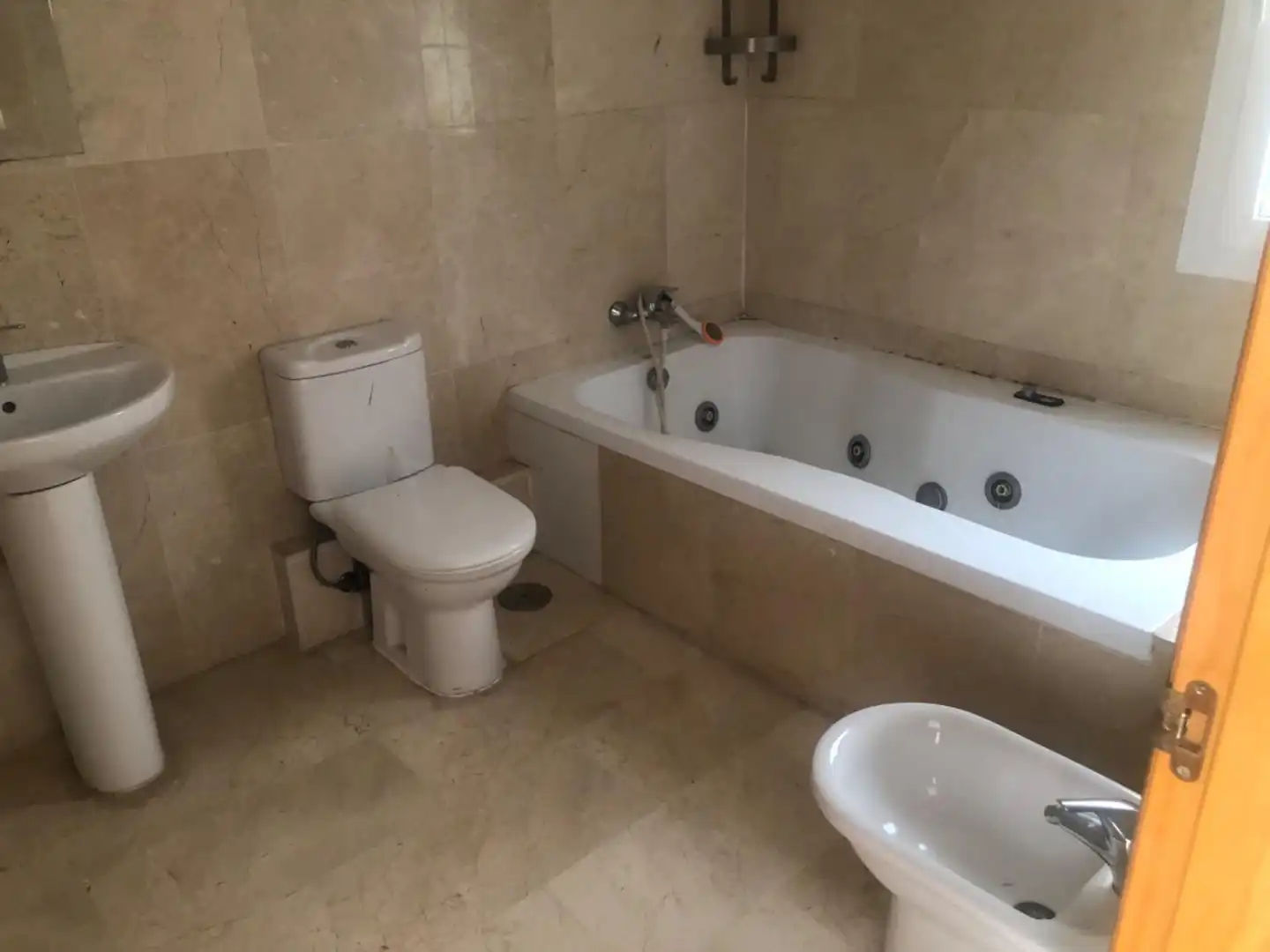 Baño de Casa adosada en venta en Mijas con Aire acondicionado, Calefacción y Jardín privado