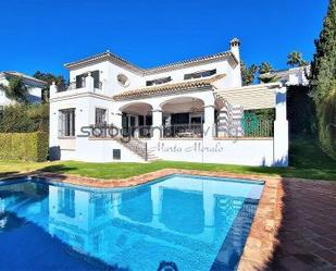 Vista exterior de Casa o xalet de lloguer en Sotogrande amb Aire condicionat, Terrassa i Piscina