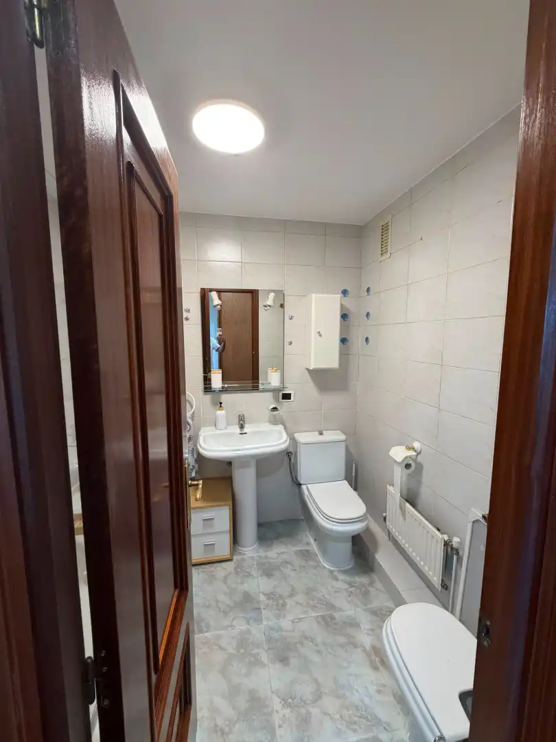 Baño de Piso de alquiler en Lugo con Calefacción, Terraza y Amueblado