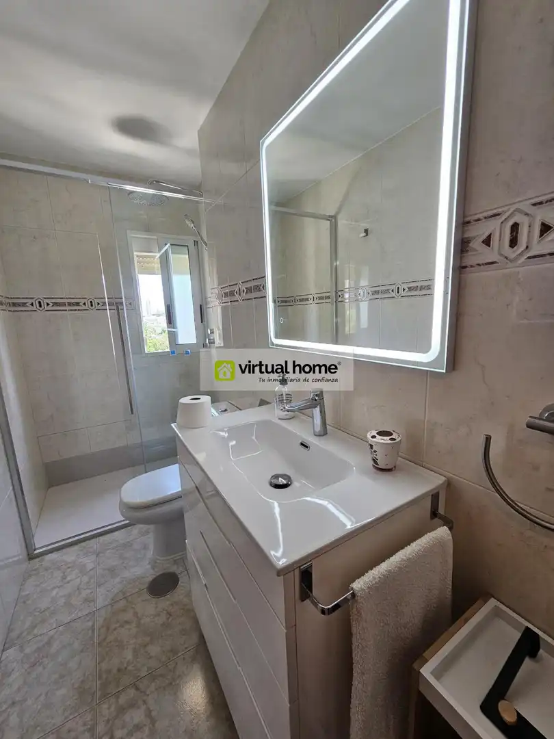 Bathroom of Flat for sale in Benidorm  with Air Conditioner, Terrace and Furnished