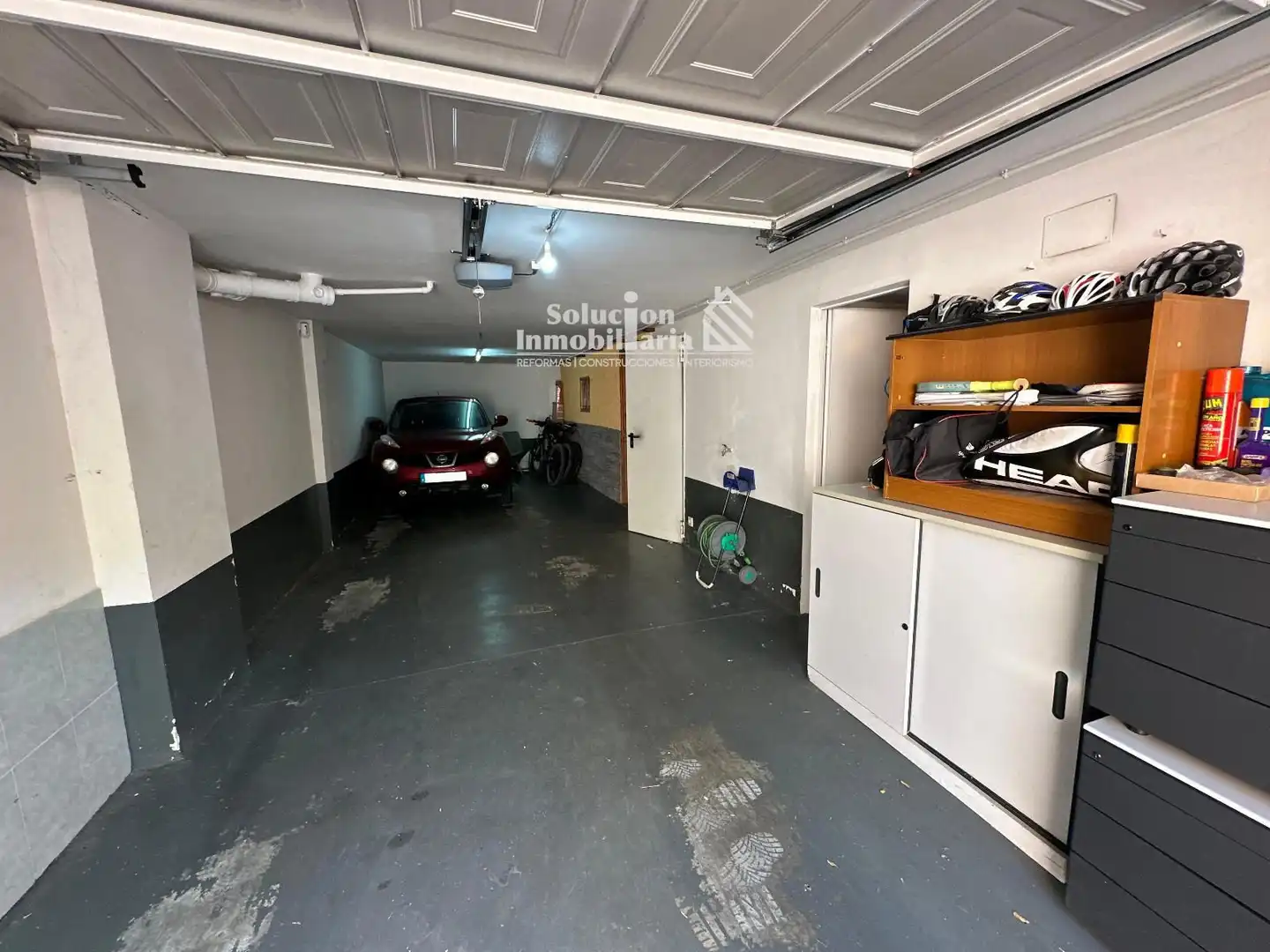 Parkplatz von Einfamilien-Reihenhaus zum Verkauf in Salamanca mit Heizung, Privatgarten und Möbliert
