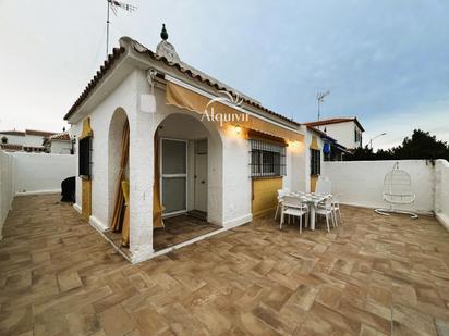 Vista exterior de Casa adosada en venda en Almonte amb Aire condicionat, Traster i Piscina