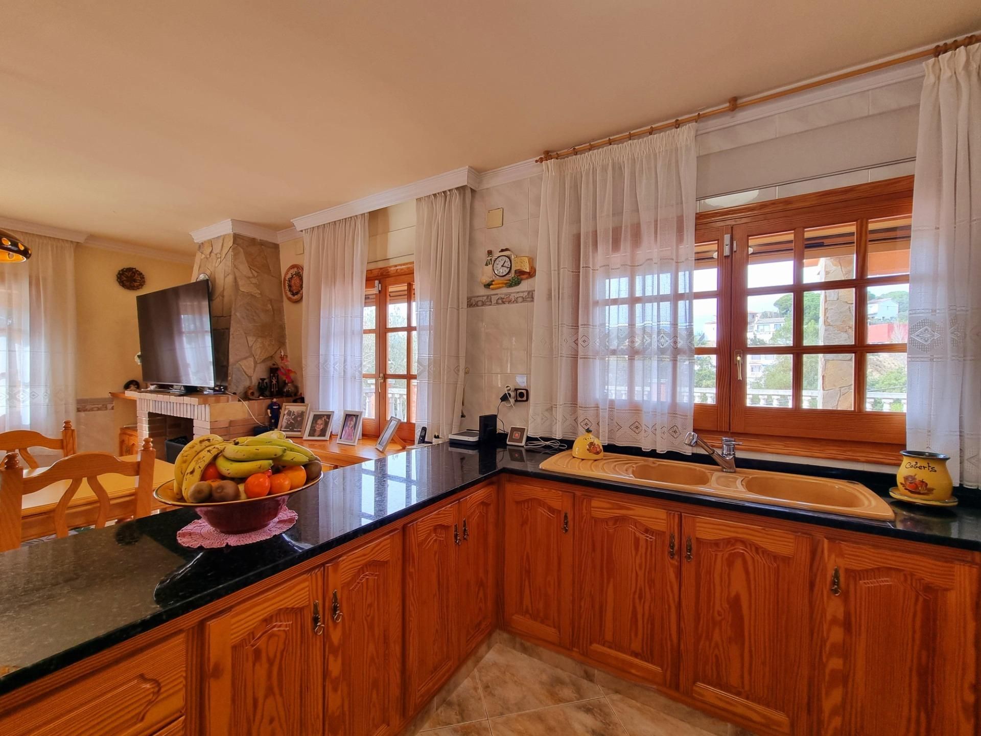 Cuina de Casa o xalet en venda en Lloret de Mar amb Calefacció, Jardí privat i Terrassa
