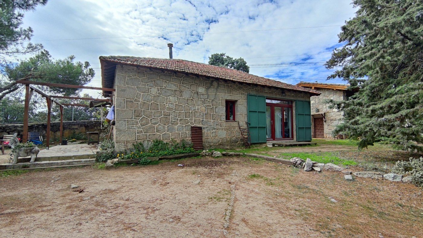 Vista exterior de Finca rústica en venda en Galapagar amb Piscina