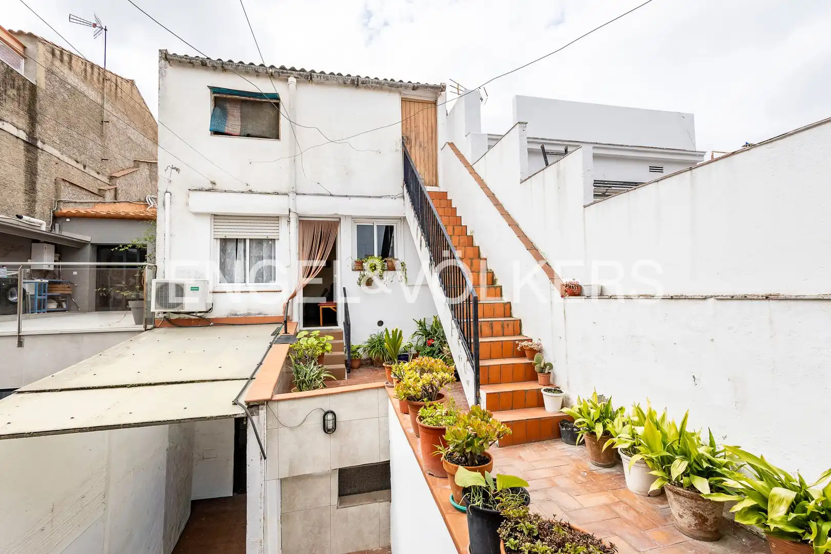 Vista exterior de Casa adosada en venta en Sant Joan Despí con Aire acondicionado, Calefacción y Jardín privado