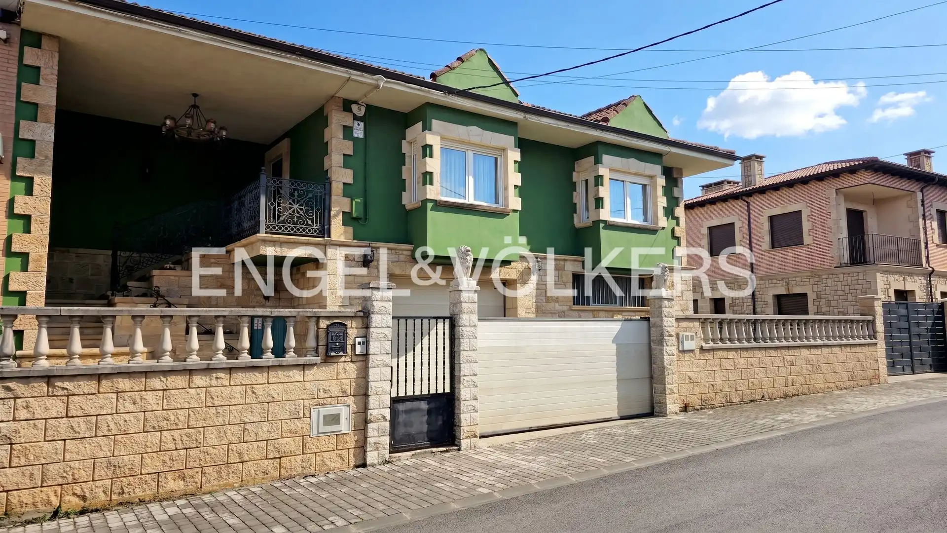 Vista exterior de Casa adosada en venta en Aguilar de Campoo con Calefacción, Jardín privado y Parquet