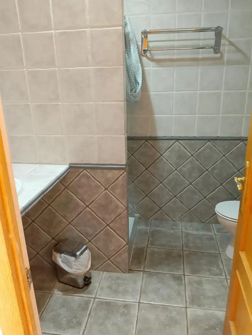 Badezimmer von Country house zum Verkauf in Porqueres mit Heizung, Privatgarten und Ofen