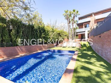 Maison mitoyenne avec balcon à vendre à Carrer del Campmarí
