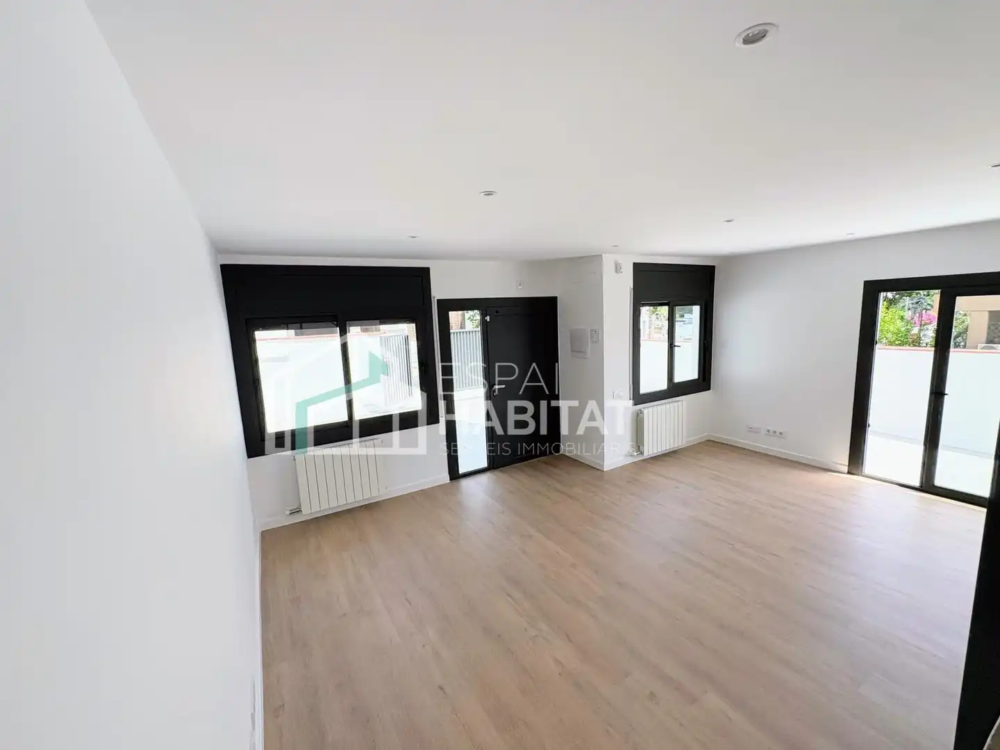 Sala d'estar de Casa adosada en venda en El Masnou amb Calefacció, Jardí privat i Parquet