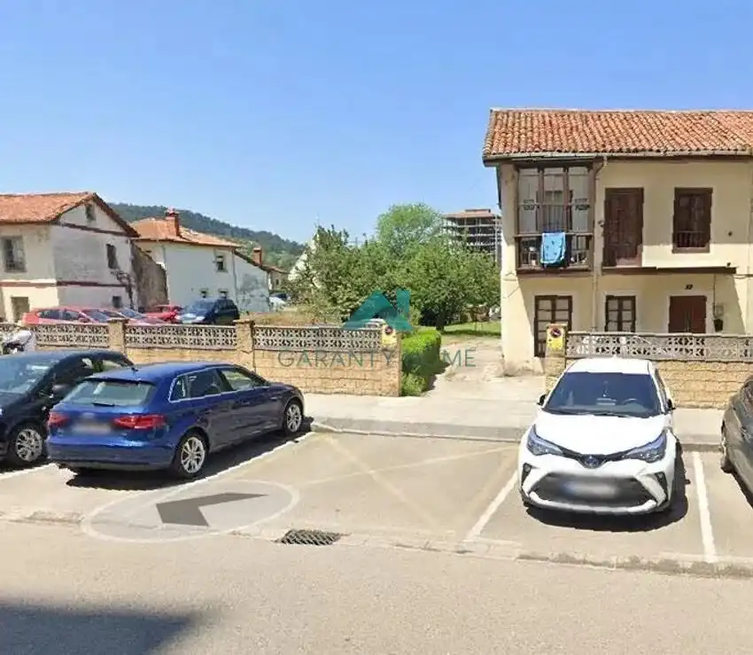 Aparcament de Finca rústica en venda en Torrelavega  amb Balcó