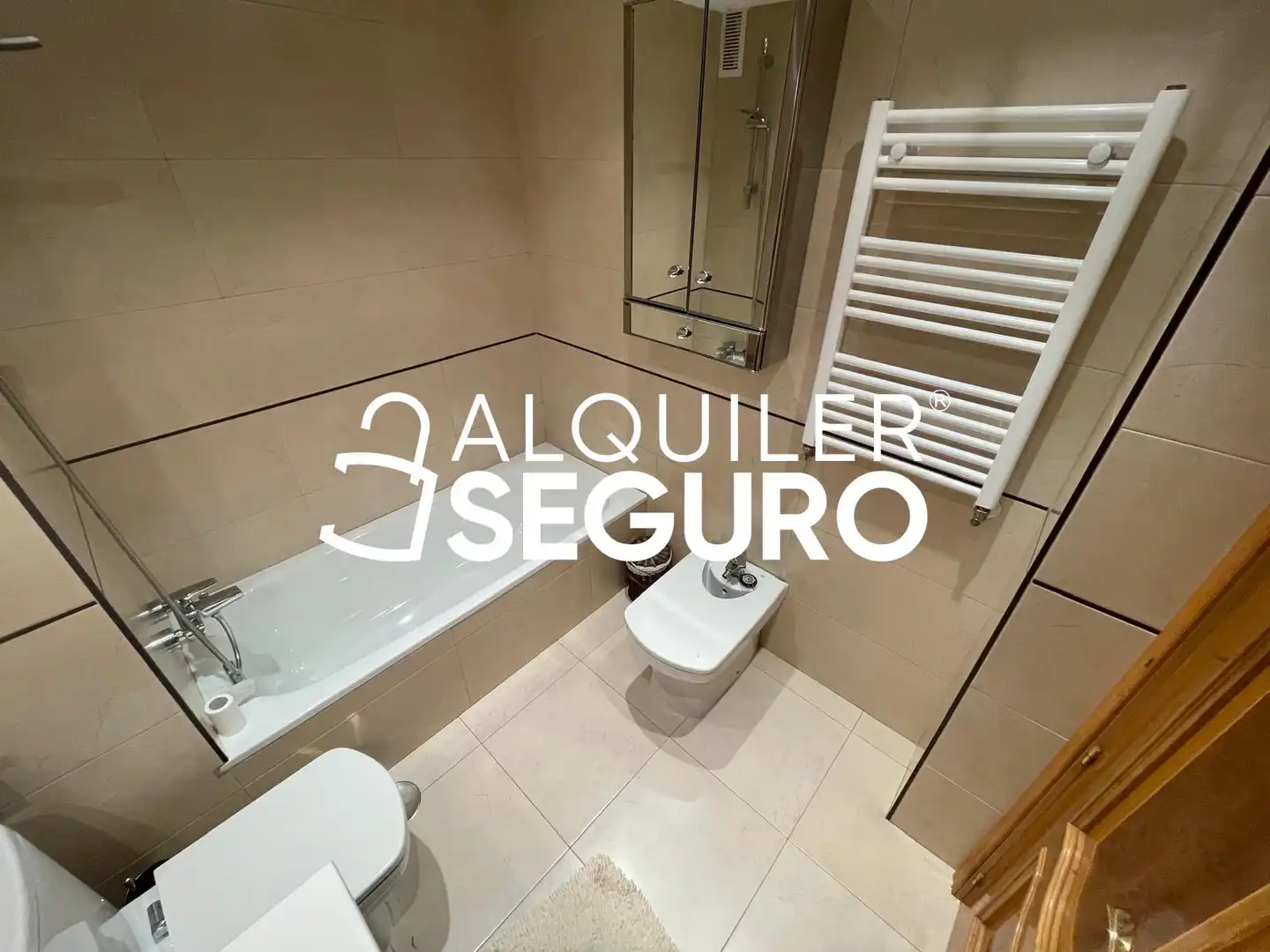 Baño de Piso de alquiler en Madrid con Calefacción, Terraza y Amueblado