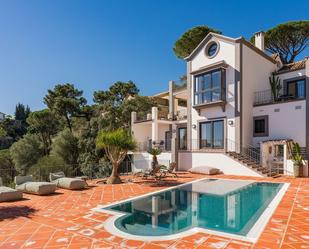 Vista exterior de Casa o xalet en venda en Benahavís amb Aire condicionat, Terrassa i Piscina