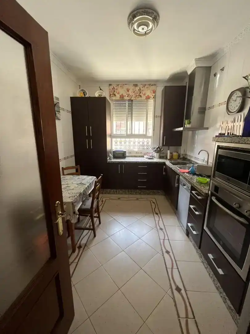 Cuina de Casa adosada en venda en La Algaba amb Aire condicionat i Balcó