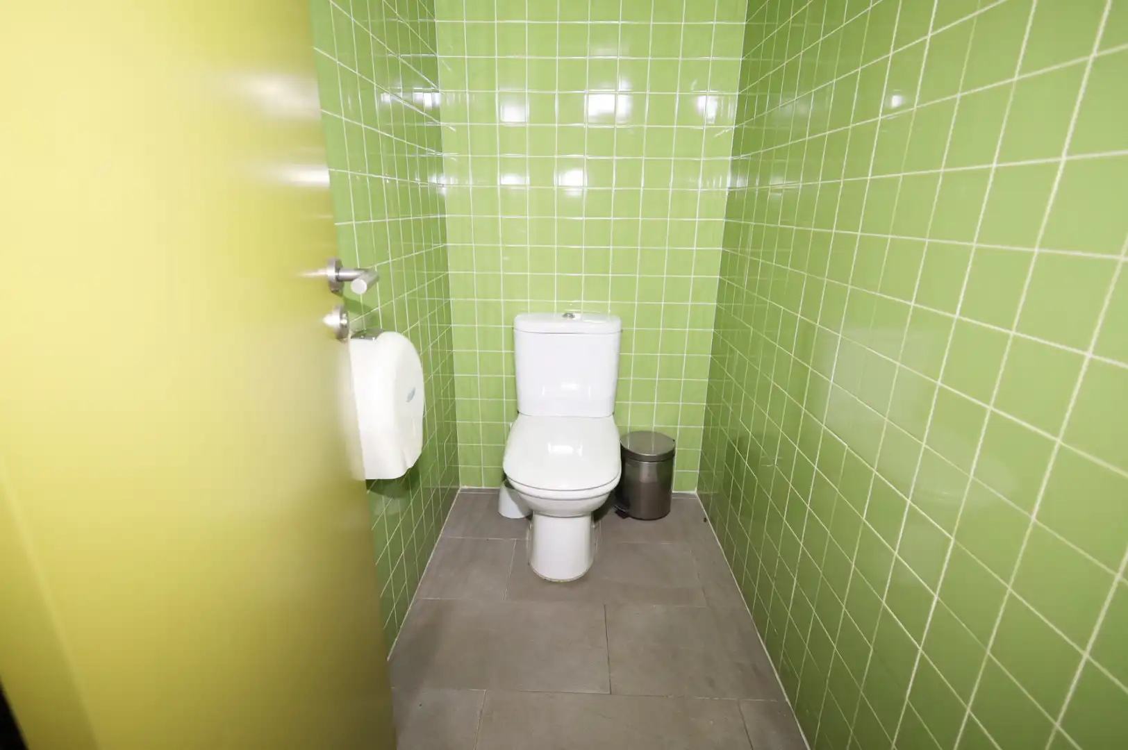 Badezimmer von Geschaftsraum zur Miete in Madrid mit Klimaanlage, Heizung und Möbliert