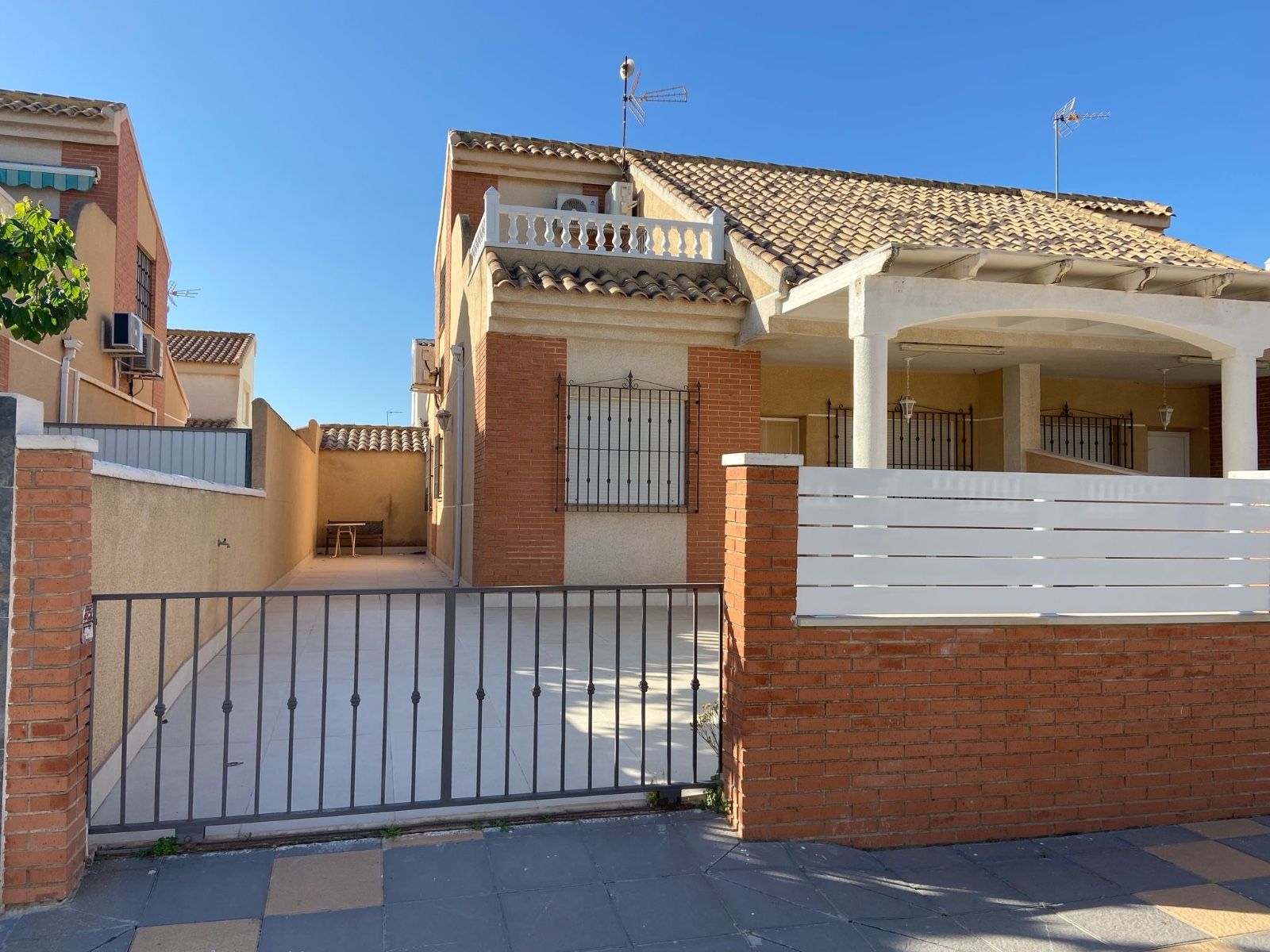 Vista exterior de Casa adosada de lloguer en Pilar de la Horadada amb Moblat