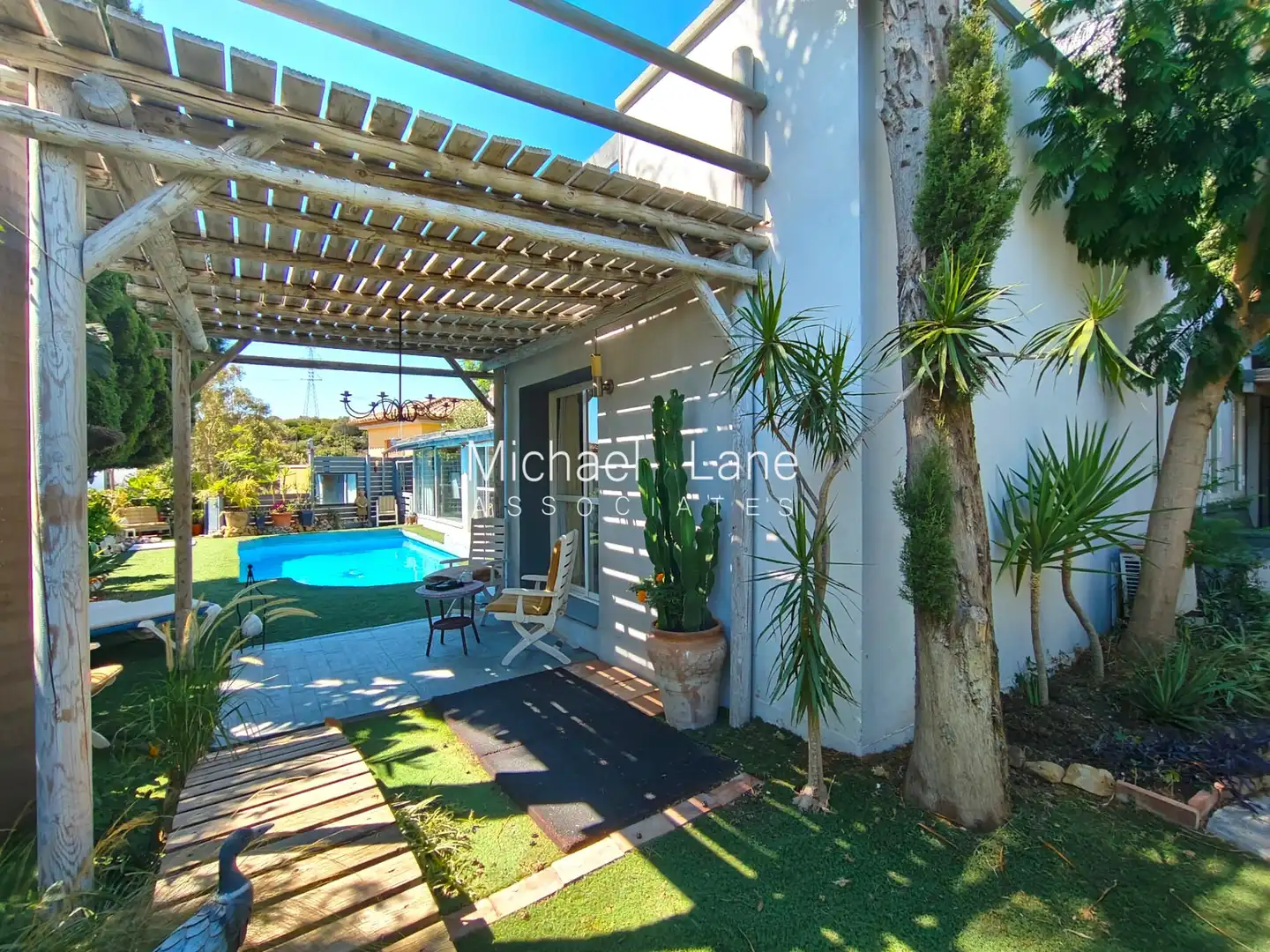 Vista exterior de Casa o xalet en venda en Estepona amb Jardí privat, Terrassa i Piscina