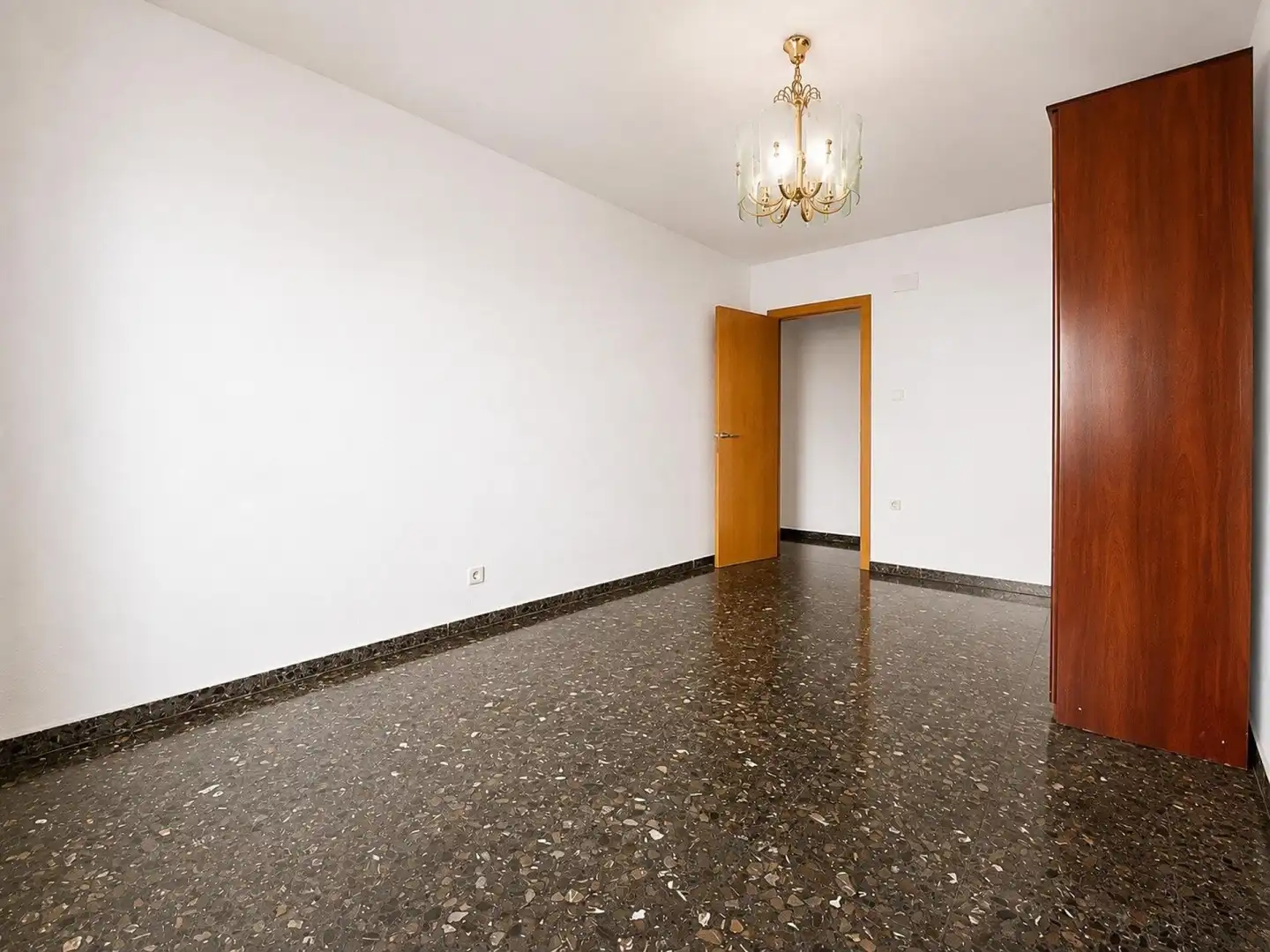 Wohnung zum Verkauf in Xirivella mit Klimaanlage, Heizung und Terrasse