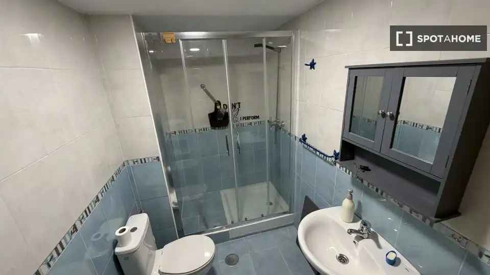 Bany de Apartament per a compartir en Málaga amb Aire condicionat, Terrassa i Moblat