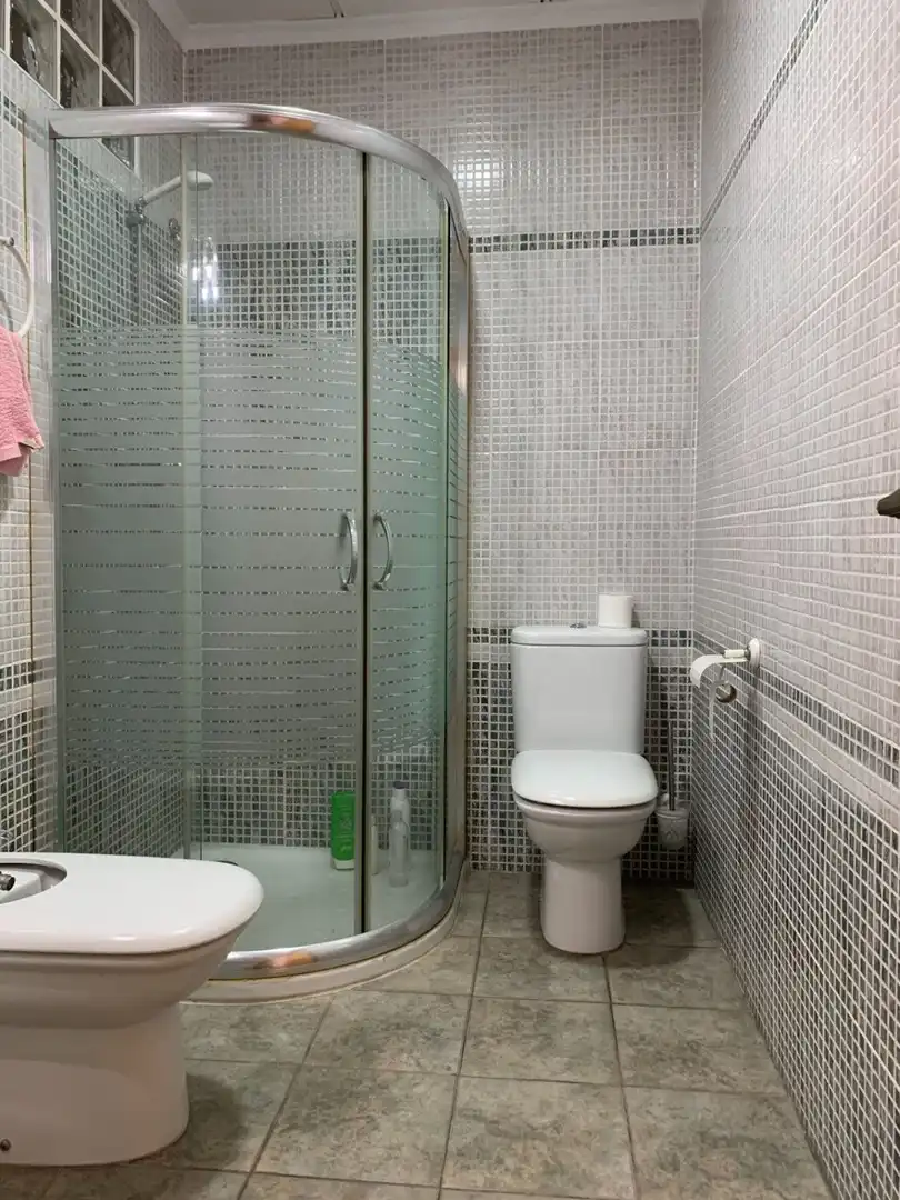 Badezimmer von Erdgeschoss zum Verkauf in Valencia mit Terrasse, Abstellraum und Möbliert