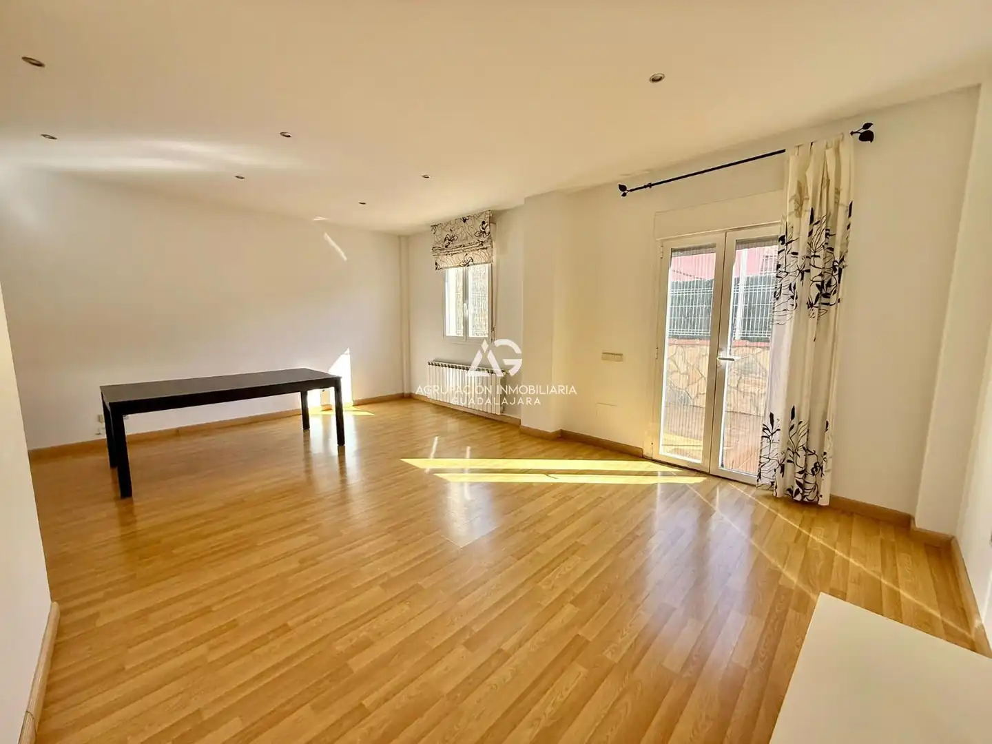 Sala d'estar de Pis en venda en Marchamalo amb Calefacció i Terrassa