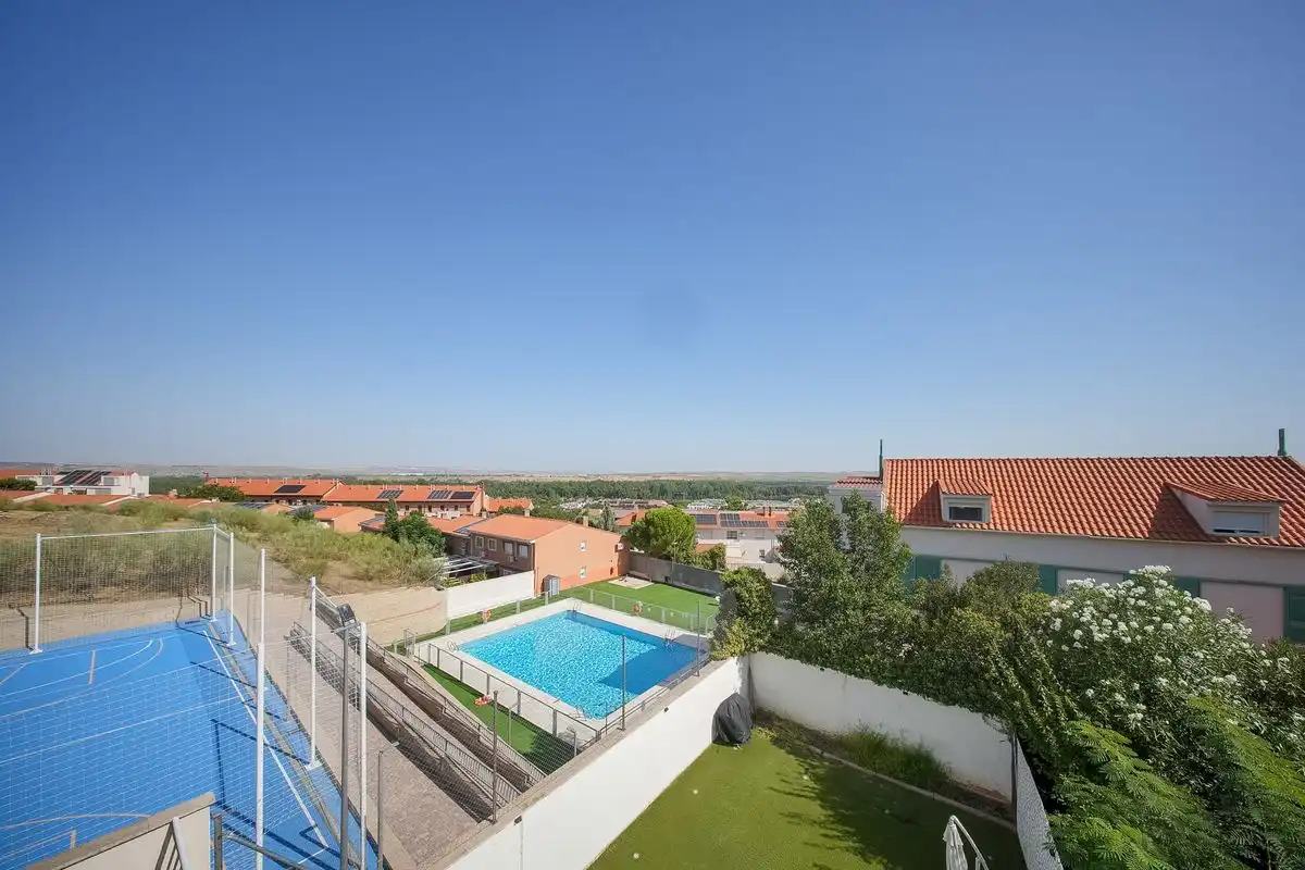 Piscina de Casa adosada en venda en Aranjuez amb Aire condicionat, Calefacció i Jardí privat
