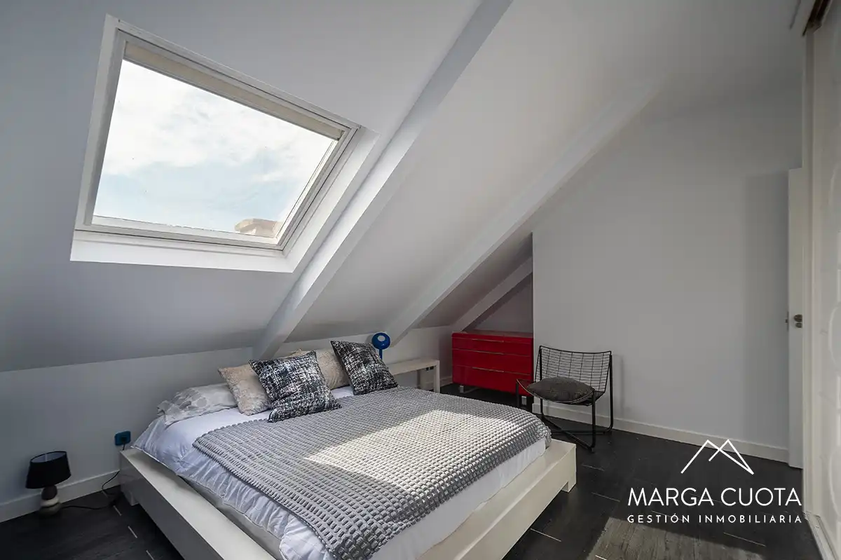Schlafzimmer von Dachboden zur Miete in Pozuelo de Alarcón mit Klimaanlage, Heizung und Möbliert