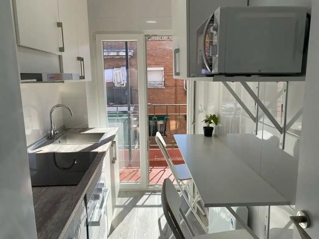 Room in Calle Encarnación Oviol, 43, Los Rosales