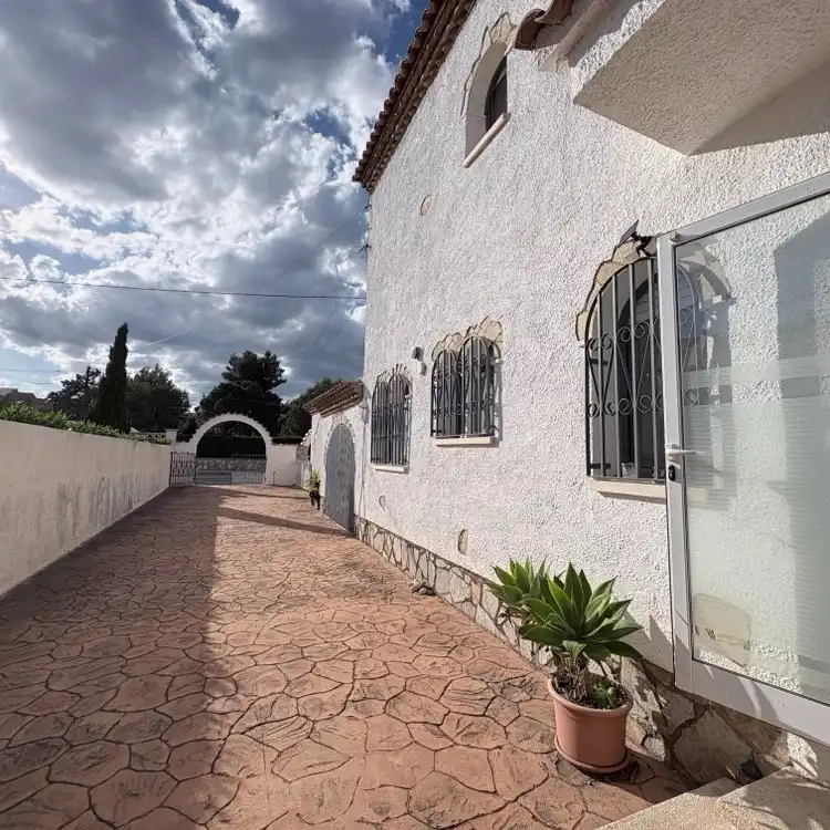 Vista exterior de Casa o xalet de lloguer en Mont-roig del Camp amb Aire condicionat, Jardí privat i Terrassa