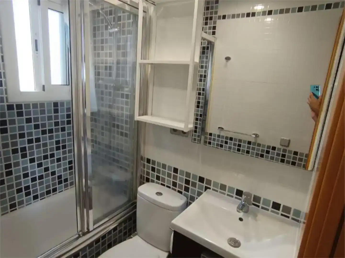 Badezimmer von Wohnung zur Miete in Barcelona mit Klimaanlage, Parkett und Möbliert