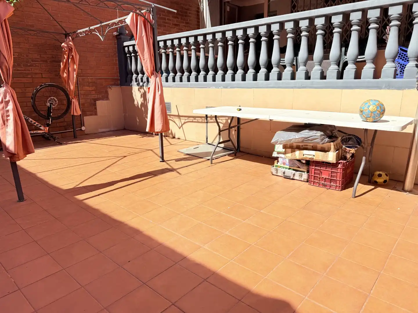 Terrasse von Erdgeschoss zur Miete in Sant Adrià de Besòs mit Klimaanlage, Heizung und Privatgarten
