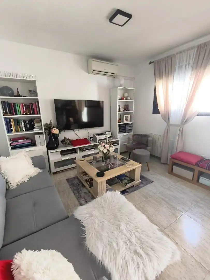Wohnzimmer von Einfamilien-Reihenhaus zum Verkauf in Casarrubios del Monte mit Klimaanlage, Heizung und Privatgarten