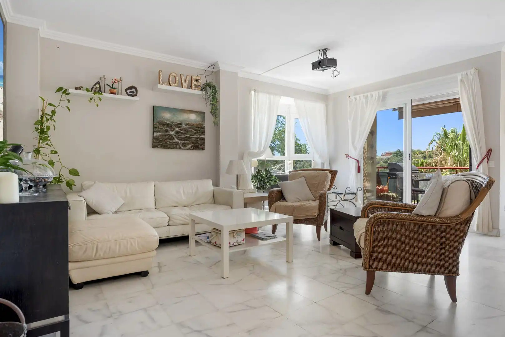 Sala d'estar de Casa adosada en venda en Estepona