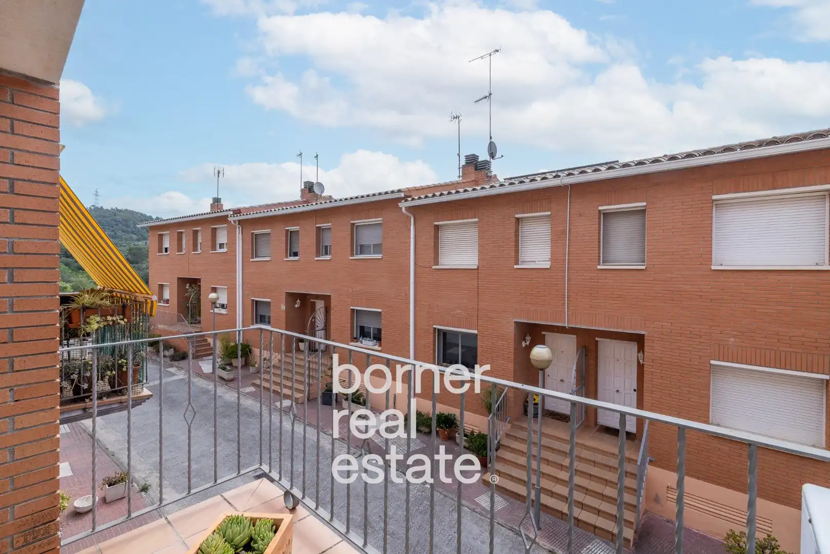 Vista exterior de Casa adosada en venda en Sant Climent de Llobregat amb Calefacció i Balcó