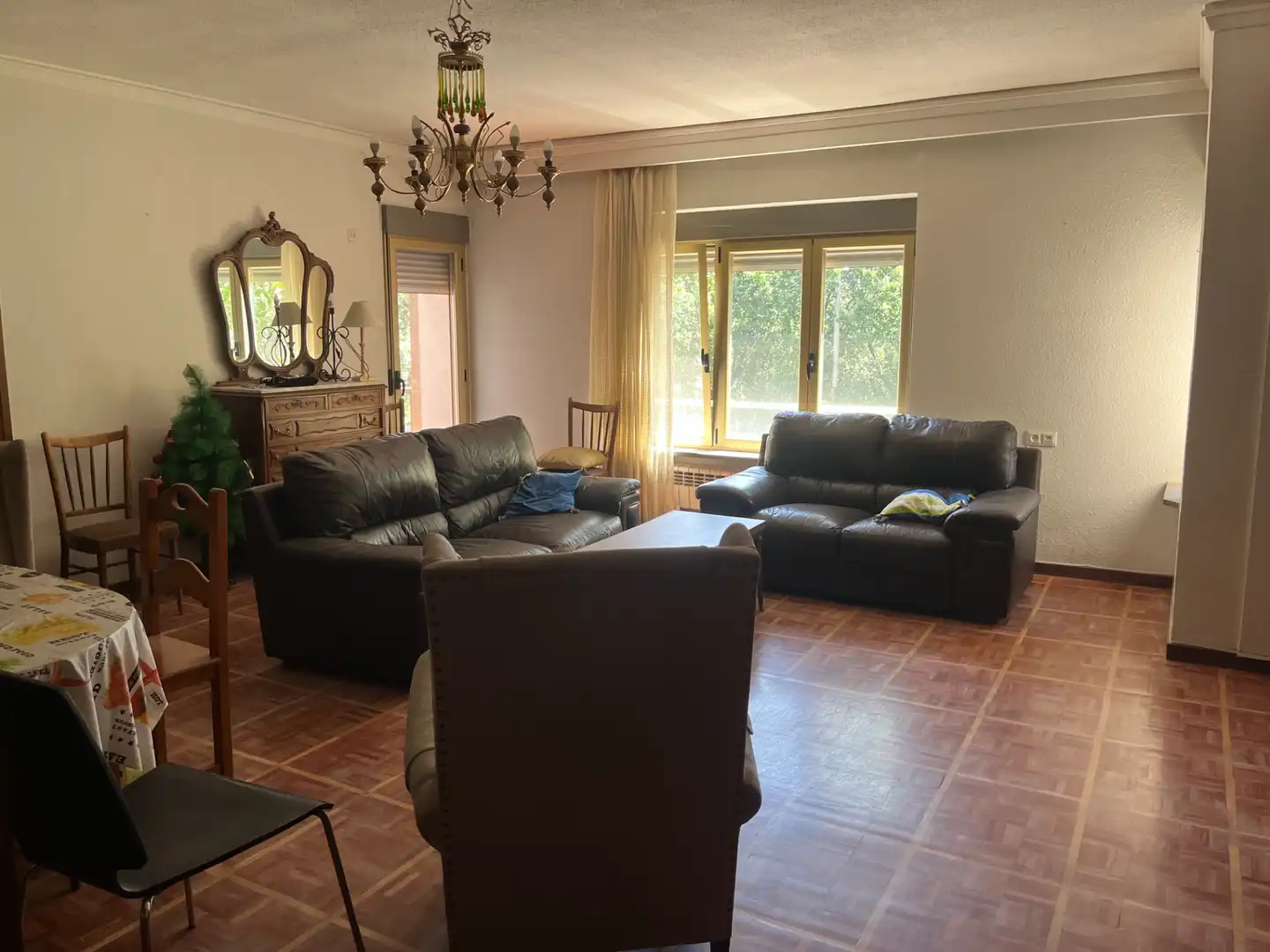 Living room of Flat for sale in Salamanca  with Heating, Parquet flooring and Furnished