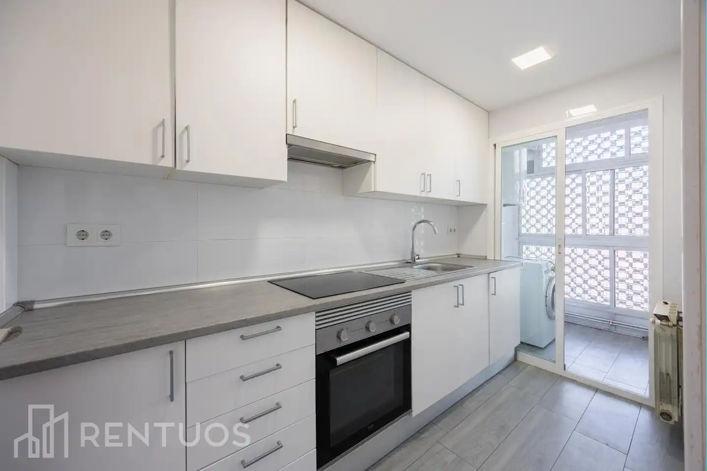 Flat for rent in Calle Parque de Cabañeros, Parque Lisboa - La Paz