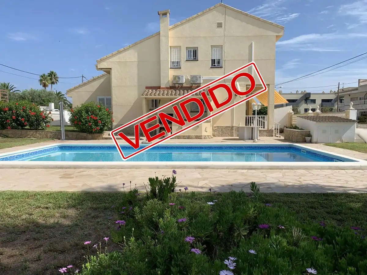Detached house with pool for sale in Alcanar