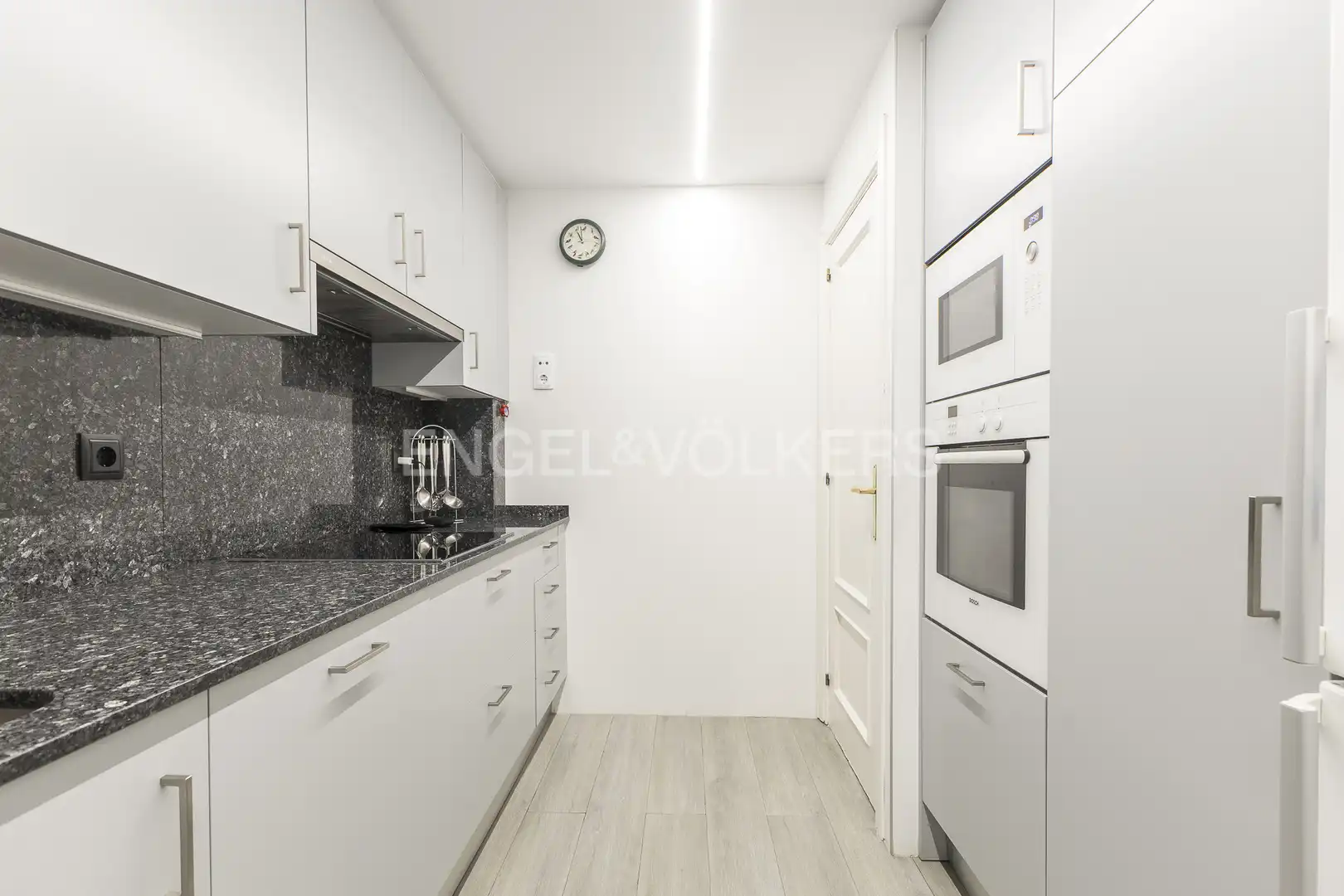 Küche von Einfamilien-Reihenhaus zum Verkauf in Barcelona mit Heizung, Privatgarten und Parkett