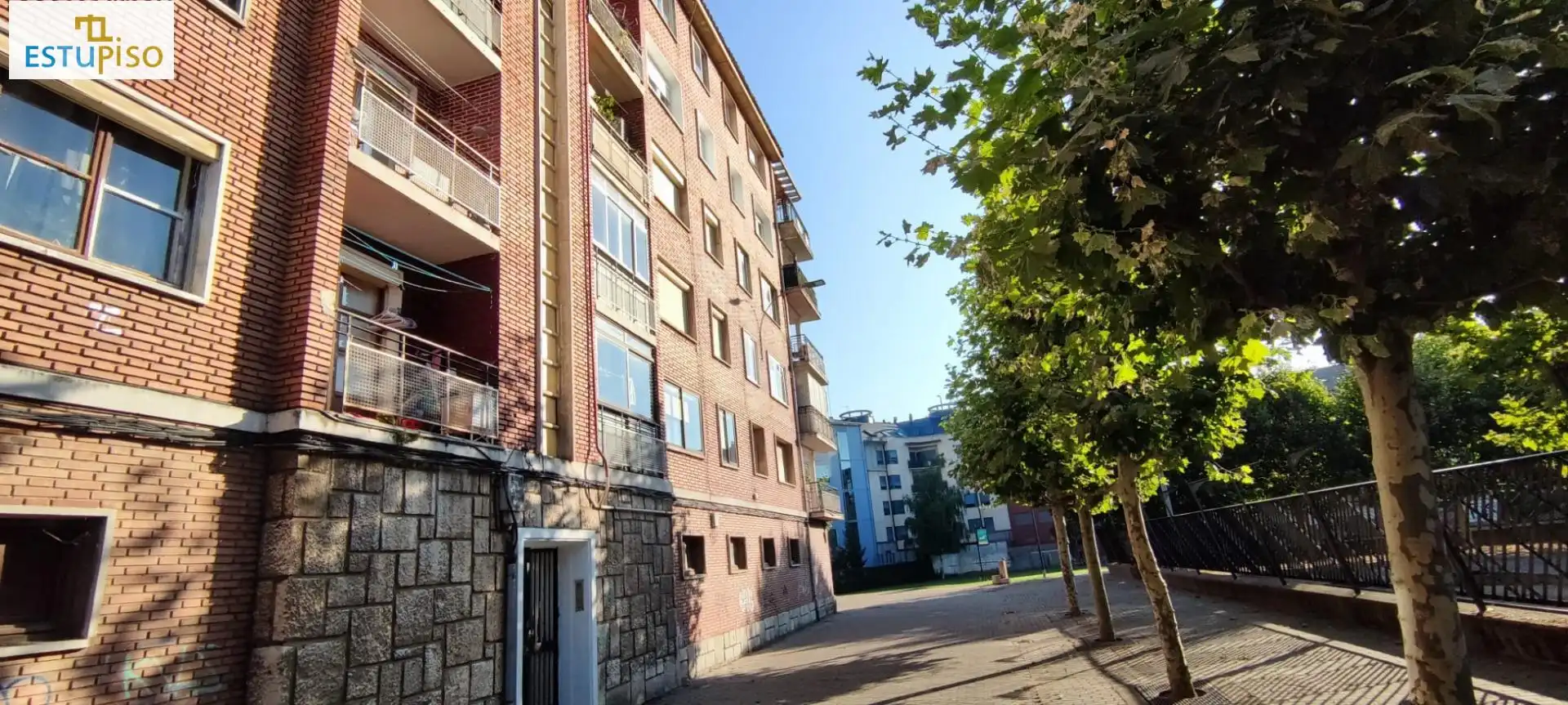 Vista exterior de Pis en venda en León Capital  amb Calefacció, Terrassa i Balcó