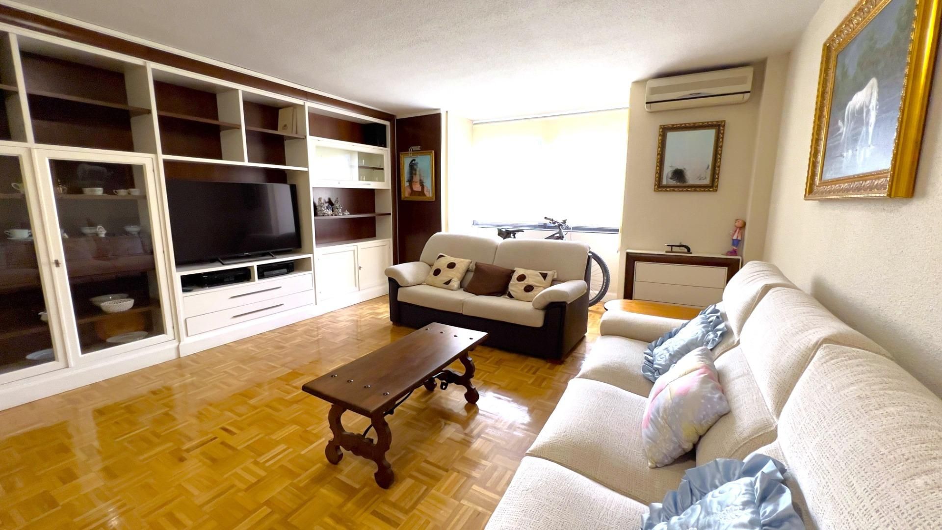 Sala d'estar de Pis en venda en  Madrid Capital amb Aire condicionat, Calefacció i Jardí privat