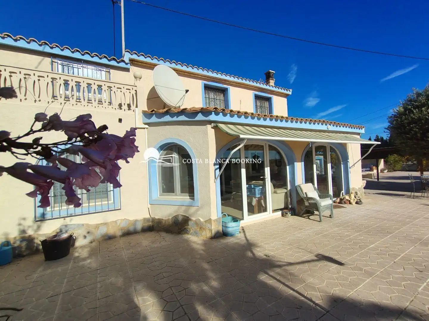 Vista exterior de Casa o xalet en venda en L'Alfàs del Pi amb Aire condicionat, Calefacció i Jardí privat