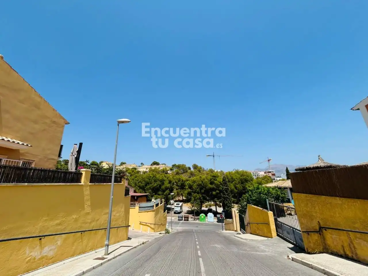 Vista exterior de Casa adosada en venda en La Nucia amb Aire condicionat, Calefacció i Jardí privat