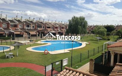 Jardí de Casa adosada en venda en Montequinto amb Aire condicionat i Terrassa