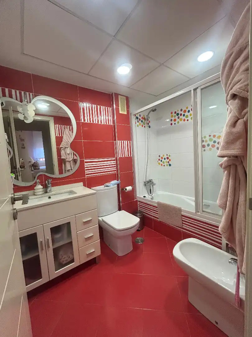 Badezimmer von Einfamilien-Reihenhaus zum Verkauf in Alhaurín de la Torre mit Klimaanlage, Privatgarten und Terrasse