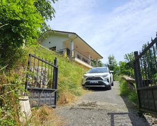 Vista exterior de Casa o xalet en venda en Caso amb Calefacció, Jardí privat i Terrassa