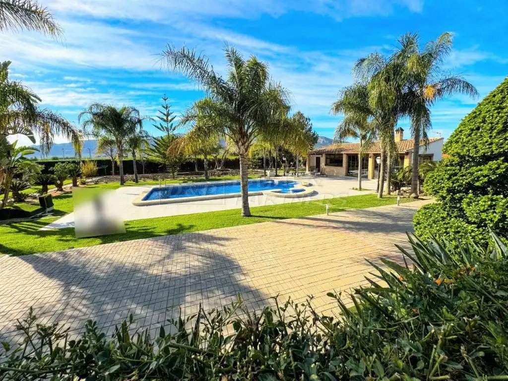 Vista exterior de Casa o xalet en venda en Orihuela amb Aire condicionat, Jardí privat i Traster