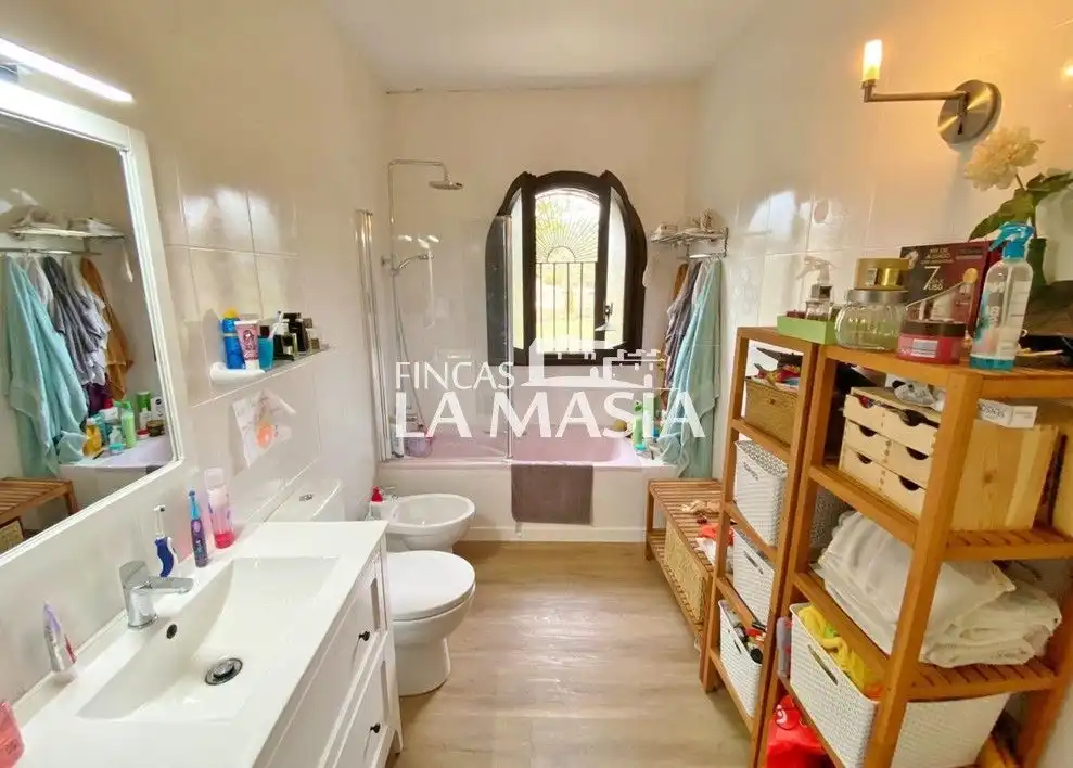 Bany de Finca rústica en venda en Canyelles amb Aire condicionat, Jardí privat i Traster